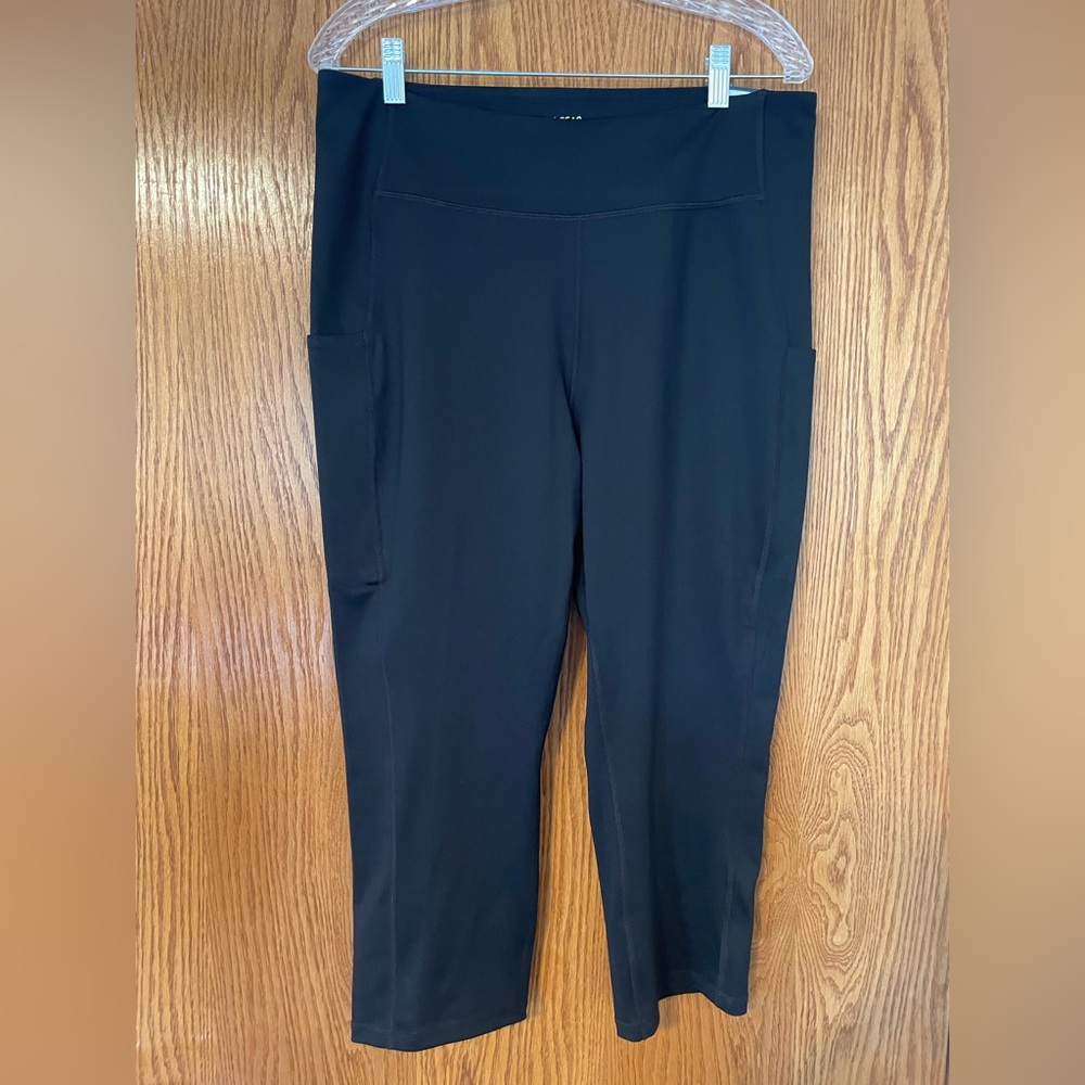 Tek Gear black capri leggings size 1X